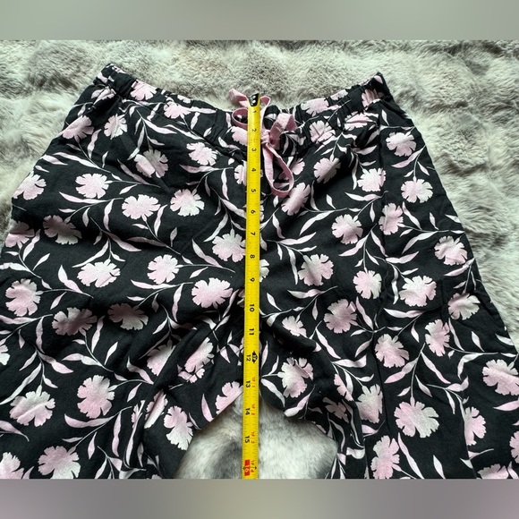 Victoria's Secret Pajamas Women's Small 2 Piece Sparkly Carnations on black - Picture 9 of 15